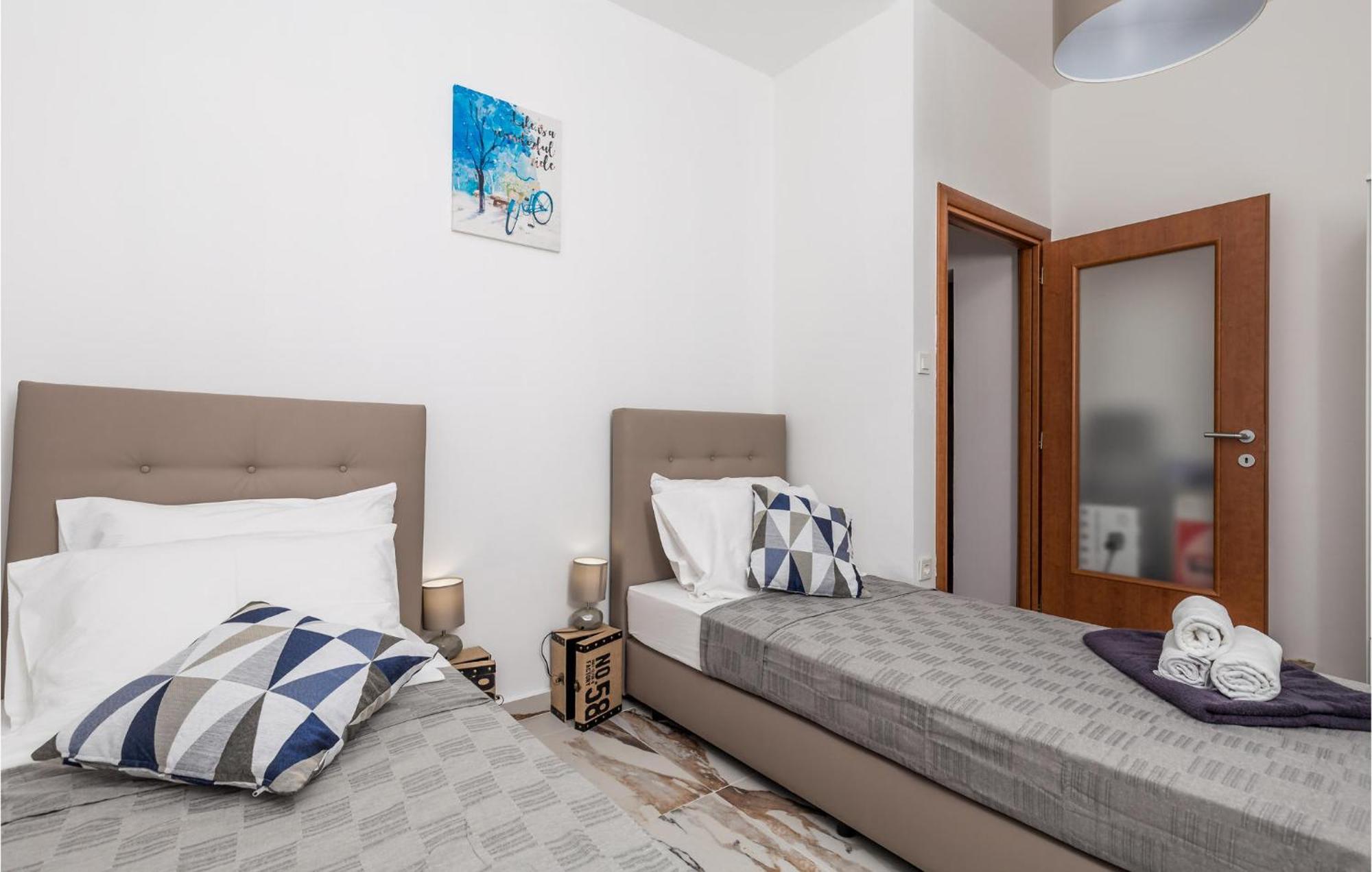 Beautiful apartment in Rijeka w/ Outdoor swimming pool, WiFi&2 Bedrooms Buitenkant foto