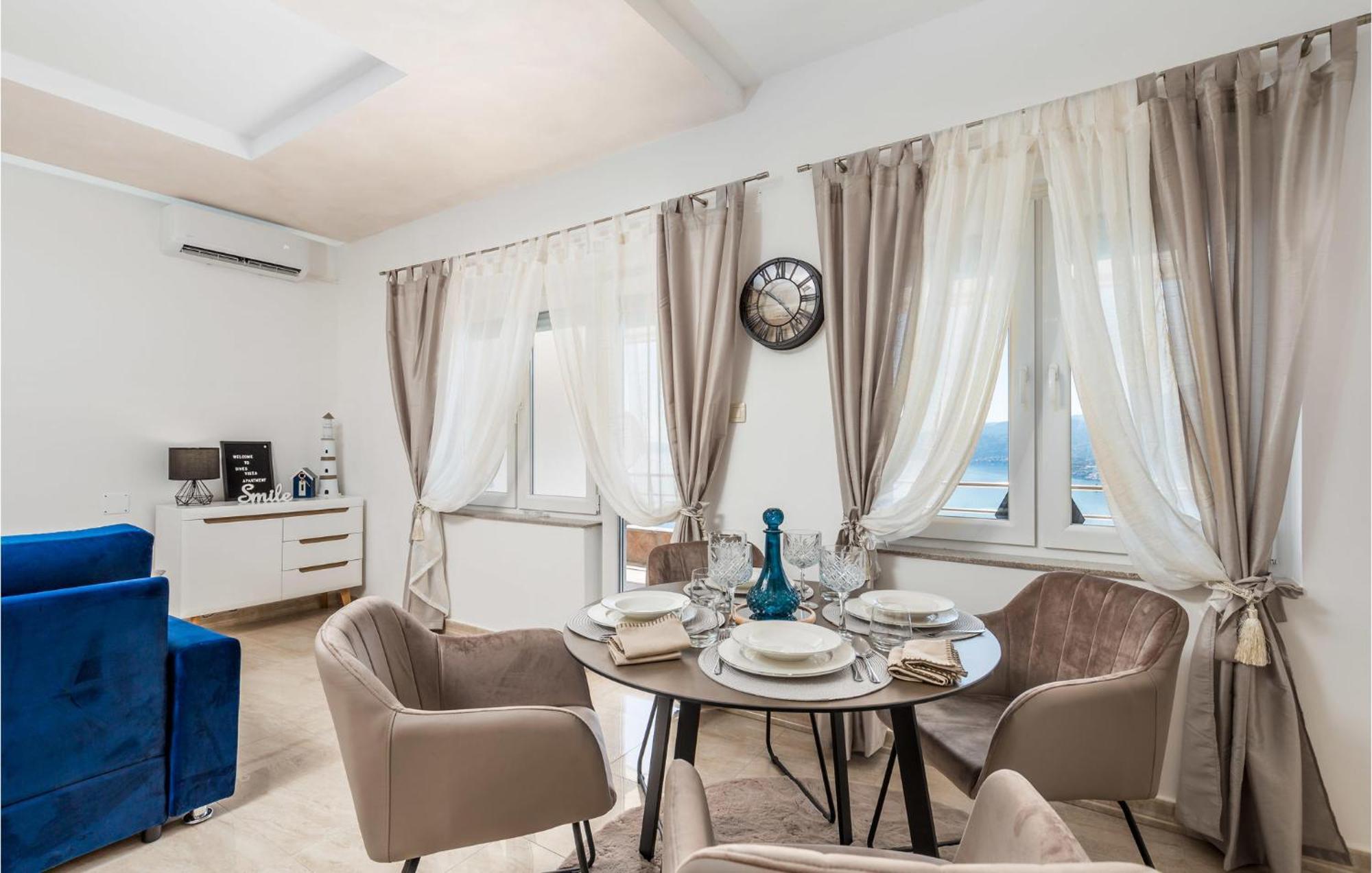 Beautiful apartment in Rijeka w/ Outdoor swimming pool, WiFi&2 Bedrooms Buitenkant foto