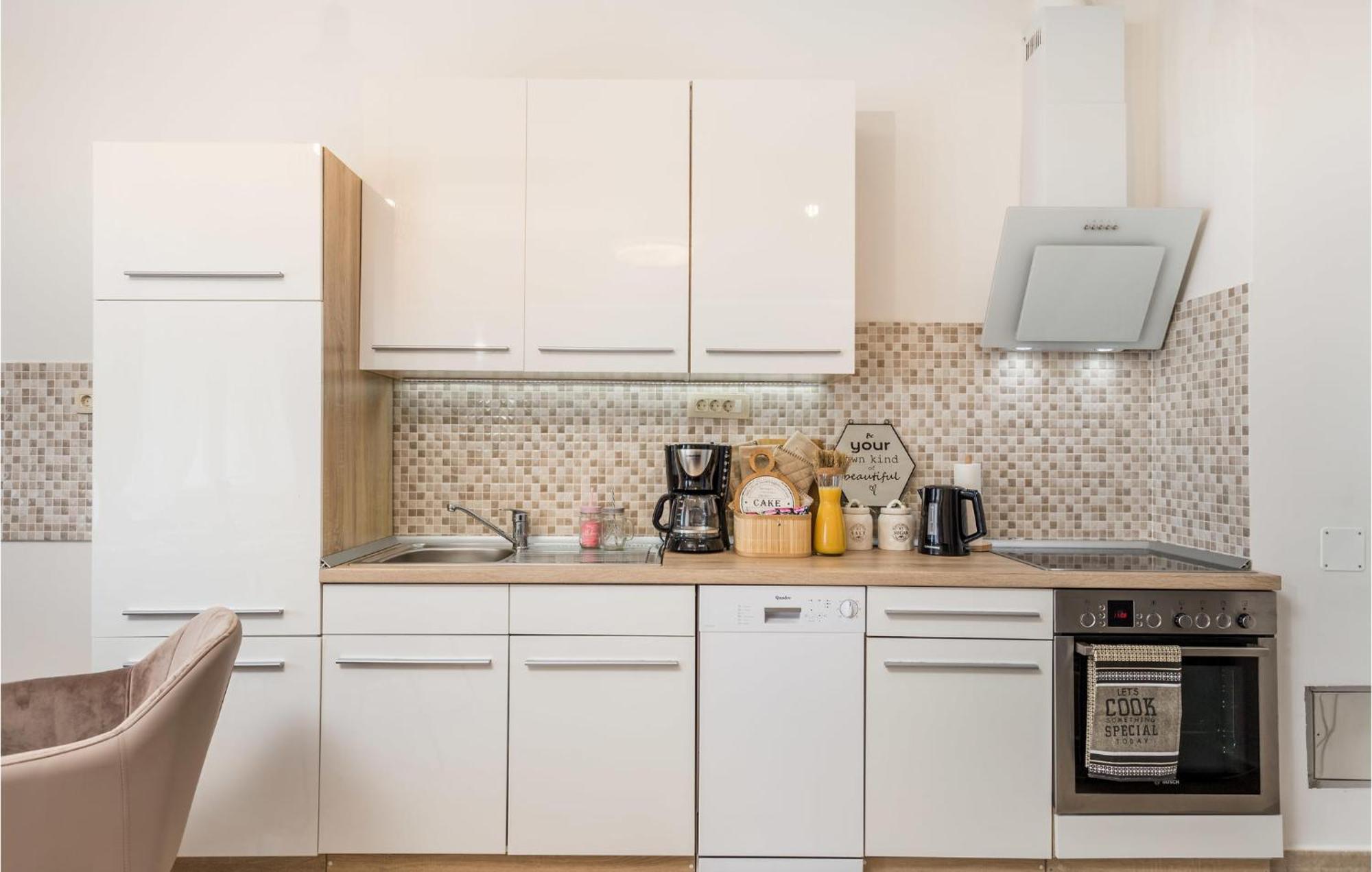Beautiful apartment in Rijeka w/ Outdoor swimming pool, WiFi&2 Bedrooms Buitenkant foto