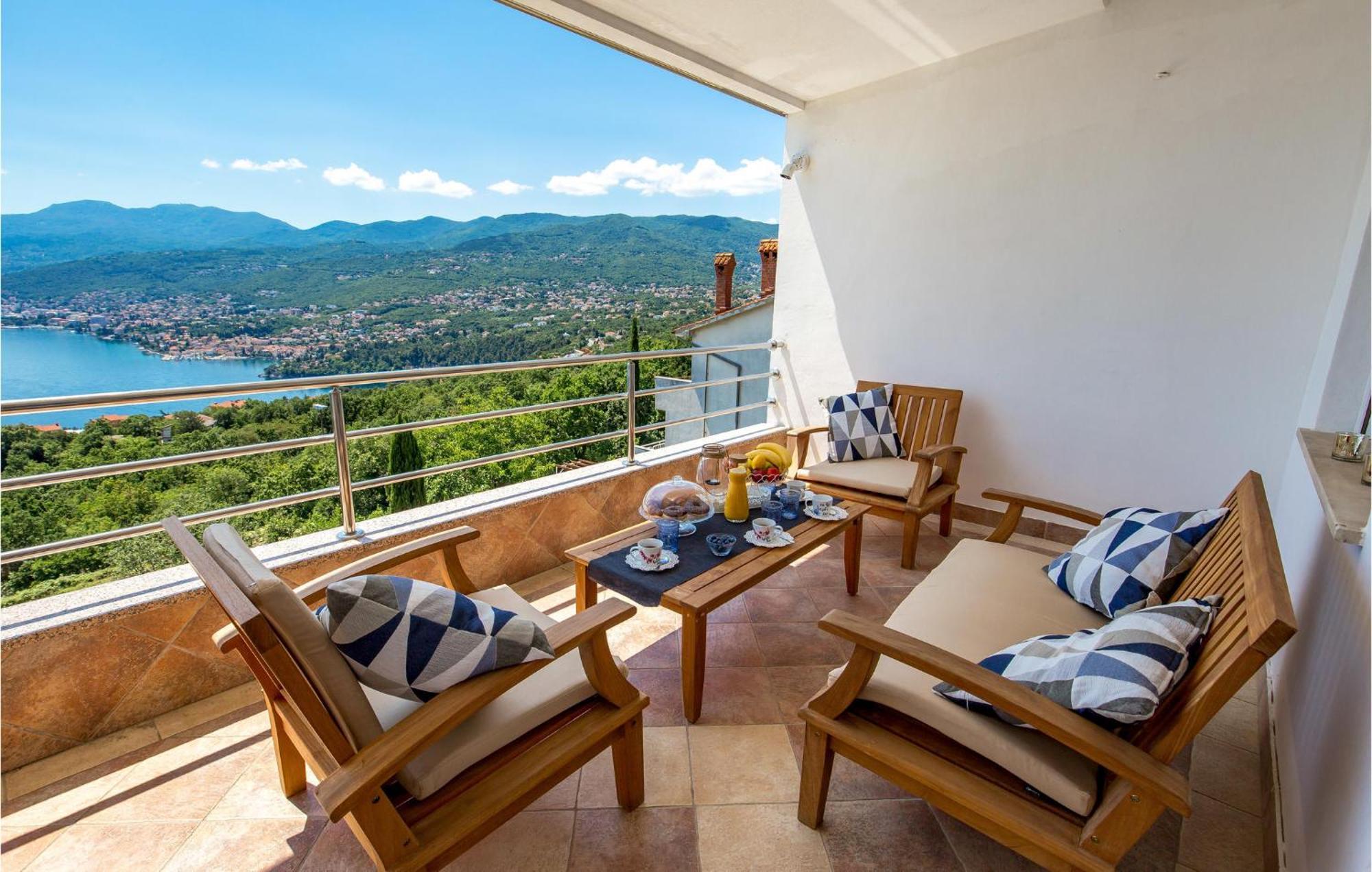 Beautiful apartment in Rijeka w/ Outdoor swimming pool, WiFi&2 Bedrooms Buitenkant foto
